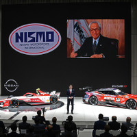 スクリーン左はNISMO創立時のロゴ。右は初代社長の難波靖治氏