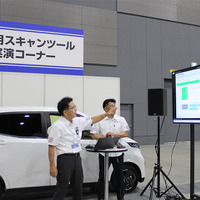 AA九州2024では、OBD検査対象車の日産サクラで実演。右上のモニターには、特定DTC照会アプリで要否判定して「適合」になった様子が表示されている