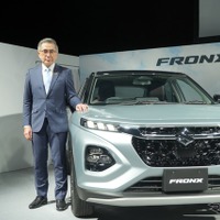 スズキの新型SUV『フロンクス』と鈴木俊宏社長