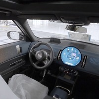 BMWとMINIの新車が工場内を無人で移動