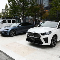 手前からBMW iX2 Xドライブ30 Mスポーツ、BYDシールAWD、メルセデス・ベンツG580ウィズEQテクノロジー／（行幸通り会場）