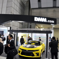 DMMのブースには太陽光パネルを備えたカーポートが展示されていた