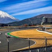 富士山の眺めも魅力のひとつのメインサーキットでの試乗