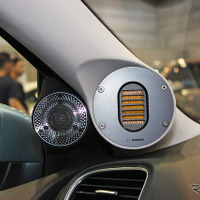 「単体サブウーファー」が搭載されたオーディオカーの一例（製作ショップ：カーオーディオクラブ＜大阪府＞）。