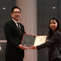 大賞にに選ばれたトヨタ自動車の増田裕子氏（右）といいクルマアワードの三浦和也選考委員長（左）