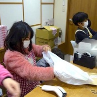 お土産売店での「レジ打ち体験」の様子