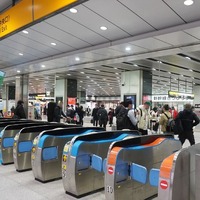 ［新大阪駅設置個所、経路案内］中央口の改札を出て左手へ