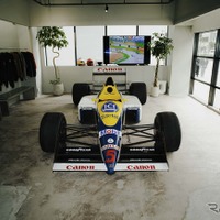 カフェのオープンを記念し展示される F1 マシン「ウィリアムズ・レーシング FW12」©Peaches. Japan