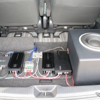 リアゲートを開けるとパワーアンプやDSP、サブウーファーがズラリと並ぶラゲッジが目に飛び込んで来る。