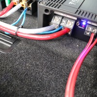 パワーアンプなどの下を見るとフロアボードが設置されているのがわかる。確実な固定と今後のリメイクには便利な作りだ。