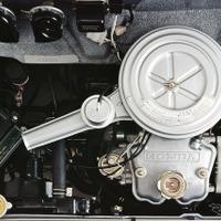 振動低減のために初めてバランサーが用いられた軽自動車のホンダ・ライフ360（1971年）