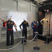 会場内には室屋選手が実際に使用したスーツも展示。一番右側はオークションにもかけられた