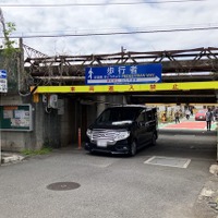 制限高さ1.9m、横浜市の生麦ガード。通過中のホンダ・ステップワゴン（4代目）の全高は2WDが1815mm、4WDが1830mmだ。手前に京浜急行の踏切がある