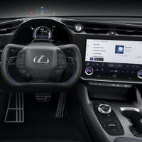 レクサス RZの「F SPORT」に採用されたステアバイワイヤ用ステアリングホイール