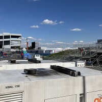 画面右、土手の向こうから左へ、ターン3を右折して、画面左奥のターン4へ