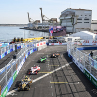 画面右から来てターン20を左折、画面手前のホームトレートヘ（3月30日）　(c) Formula E