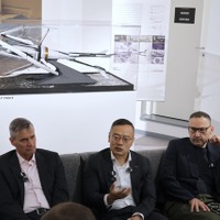 GACのデザイン・アウォード作品展示室。中央はデザイン担当副社長のファン・ツァン、右はミラノ・センター長のステファン・ジャナン