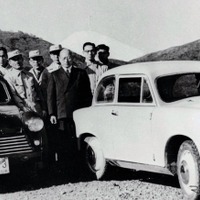 鈴木道雄氏とスズキ最初の自動車「スズライト」の開発チーム（1954年）