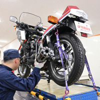 ヤマハ発動機 豊岡技術センターでレストアされる車両