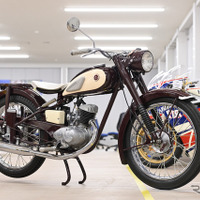 ヤマハ初の市販車となった『YA-1』（1955）。そのスリムさと車体色から「赤とんぼ」の愛称で親しまれた