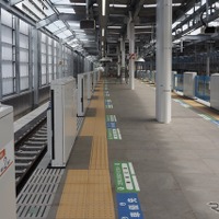 新宿線下り線ホーム（奥が所沢方面）