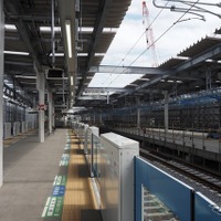 新宿線下り線ホーム（奥が所沢方面）