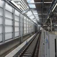 新宿線下り線（奥が所沢方面）