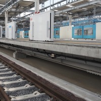 新宿線下り線（奥が所沢方面）