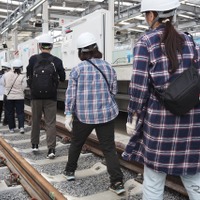 施設見学会レールウォーク。新宿線下り線（画面左奥が所沢方面）