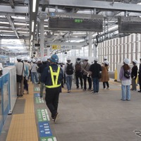 施設見学会レールウォーク。新宿線下り線ホーム（奥が所沢方面）