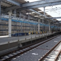 新宿線上り線ホーム（画面右奥が所沢方面）