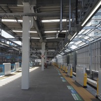 新宿線下り線ホーム（奥が西武新宿方面）