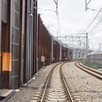 久米川第2号踏切・府中街道から撮影。画面右奥が東村山駅