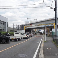 久米川第2号踏切・府中街道。画面右手前が東村山駅