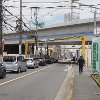 久米川第2号踏切・府中街道。画面左奥が東村山駅