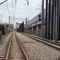 久米川第2号踏切・府中街道から撮影。画面奥が久米川駅、背後が東村山駅