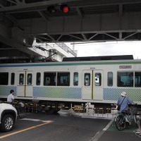 久米川第2号踏切・鷹の道。左手の東村山駅から出発する、国分寺線に入線したばかりの8000系電車