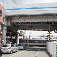 久米川第2号踏切・鷹の道。左手が東村山駅。通過中の10000系ニューレッドアローは2025年度で引退予定だ