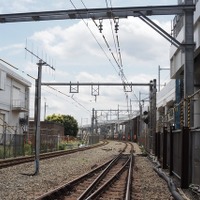 久米川第2号踏切・鷹の道から撮影。写真奥が西武新宿方面、背後が東村山駅