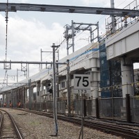 久米川第2号踏切・鷹の道から撮影。写真奥が西武新宿方面、背後が東村山駅