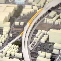 新宿線下りと国分寺線の立体交差（模型）。画面右上が東村山駅、手前が西武新宿方面、左手前が国分寺方面