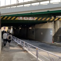 総武線・千駄ケ谷～代々木間の八幡前ガード。頭上は千駄ケ谷駅ホーム