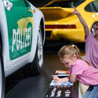 ポルシェ博物館の緊急車両をテーマにした無料の子供向け夏季プログラム「Porsche 4Kids」