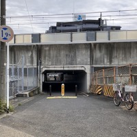 桁下1.9m、千住関屋町のガード
