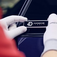 ポルシェ・イタリア設立40周年を記念して「フェラガモ」と共同開発した限定車