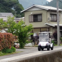 浜松市の中山間地で実証実験をおこなう1人乗りミニカー