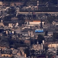 カリフォルニア州で発生した山火事から奇跡的に消失を免れたVW「T2」バス