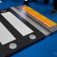 「スマートシティ推進EXPO」に展示されたアトラス埋込型信号機の「埋込型信号」