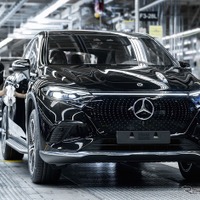 メルセデスベンツの米国アラバマ州タスカルーサ工場で生産される EQS SUV（参考）