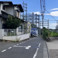 小金井市道573号線、二枚橋の坂（上から）